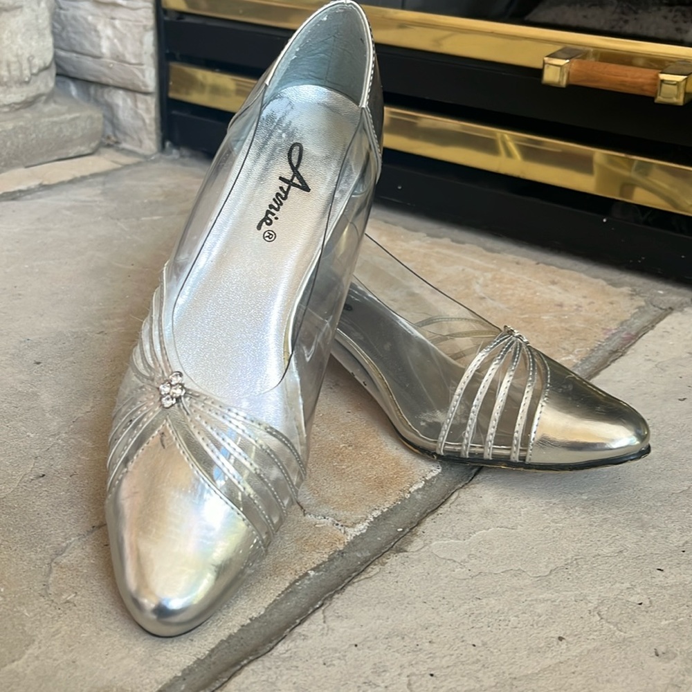 Beautiful low heel evening pump in silver color sz 8W